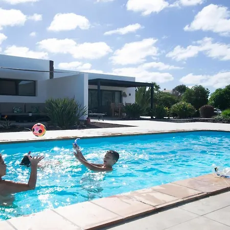 Heated & Shared Pool Matriana 36a, North Shore 拉哈雷斯