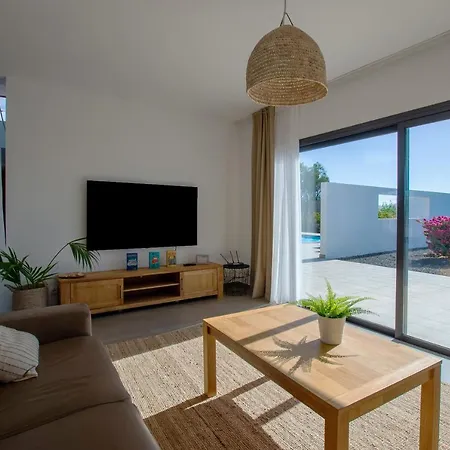 Heated & Shared Pool Matriana 36a, North Shore 别墅